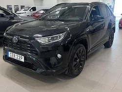 Svart Begagnad 2020 Toyota RAV4 Hybrid SUV | 389 900 kr (Marknadspris)