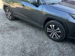 Grå Begagnad 2021 Toyota RAV4 Hybrid SUV | 340 000 kr (Marknadspris)