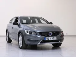 Grå Begagnad 2016 Volvo V60 CC Summum Kombi | 199 900 kr (Bra pris)