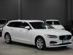 Vit (vit metallic) Begagnad 2018 Volvo V90 Momentum Kombi | 209 900 kr (Marknadspris)