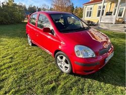 Röd Begagnad 2005 Toyota Yaris Halvkombi | 25 000 kr (Marknadspris)