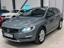 Grå Begagnad 2016 Volvo V60 CC Summum Kombi | 214 700 kr (Marknadspris)