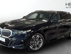 Svart (black) Begagnad 2025 BMW 520 M Sport Kombi | 574 700 kr (Marknadspris)