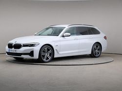 Vit (mineral white (metallic)) Begagnad 2021 BMW 530e Kombi | 349 000 kr (Marknadspris)