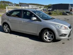 Grå Begagnad 2010 Ford Focus Platinum Halvkombi | 33 800 kr (Marknadspris)