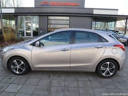 Brun samma som bilen Begagnad 2015 Hyundai i30 Premium Halvkombi | 114 900 kr (Marknadspris)