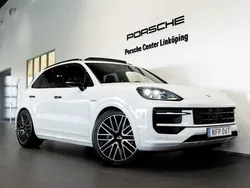 Vit (white) Ny 2025 Porsche Cayenne SUV | 1 598 000 kr (Marknadspris)