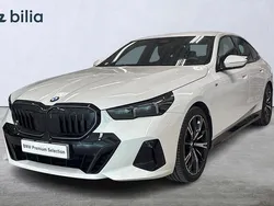 Vit Begagnad 2023 BMW 520 M Sport Sedan | 609 900 kr (Dyr)
