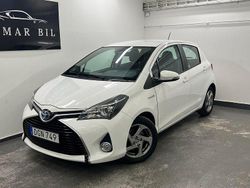 Vit Begagnad 2016 Toyota Yaris Hybrid Active Halvkombi | 129 900 kr (Marknadspris)