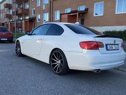 Vit Begagnad 2012 BMW 320 Comfort Edition Sportkupé | 89 000 kr (Marknadspris)