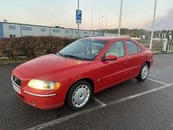Röd Begagnad 2005 Volvo S60 Summum Sedan | 29 995 kr (Marknadspris)