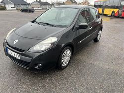 Svart Begagnad 2010 Renault Clio II Halvkombi | 33 500 kr (Marknadspris)