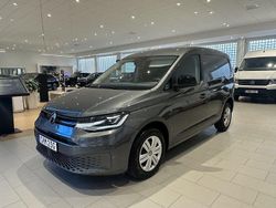 Grå (indiumgrå metallic) Ny 2025 VW Caddy Minibuss | 438 875 kr (Marknadspris)