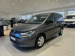 Grå (indiumgrå metallic) Ny 2025 VW Caddy Minibuss | 438 875 kr (Marknadspris)