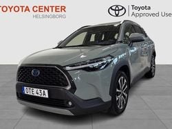 Grön Begagnad 2023 Toyota Corolla Cross Plus SUV | 369 900 kr (Marknadspris)