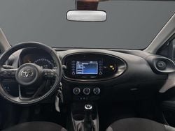 Vit Begagnad 2023 Toyota Aygo Play Halvkombi | 159 000 kr (Marknadspris)