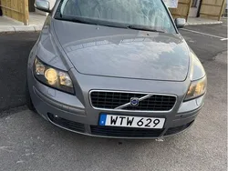 Grå Begagnad 2005 Volvo S40 Sedan | 39 900 kr (Marknadspris)