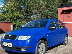 Mörk blå Begagnad 2003 Skoda Fabia Halvkombi | 17 500 kr (Marknadspris)