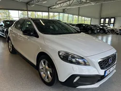 Vit Begagnad 2014 Volvo V40 CC Summum Kombi | 144 900 kr (Marknadspris)