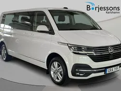 Vit Begagnad 2023 VW Caravelle Comfortline Minibuss | 499 000 kr (Marknadspris)
