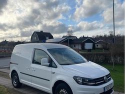 Vit Begagnad 2016 VW Caddy Minibuss | 79 000 kr (Marknadspris)