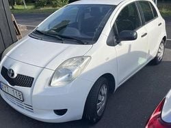 Vit Begagnad 2006 Toyota Yaris Halvkombi | 44 000 kr (Lite dyr)