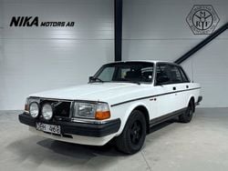 Vit Begagnad 1989 Volvo 240 Sedan | 55 900 kr