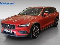 Röd Begagnad 2023 Volvo V60 CC Plus Kombi | 445 900 kr (Marknadspris)