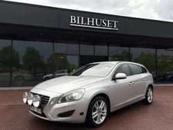 Ljusgrå Begagnad 2012 Volvo V60 Momentum Kombi | 129 900 kr (Marknadspris)