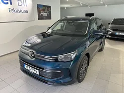 Mörkblå (nightshade blue metallic) Ny 2025 VW Tiguan Life SUV | 582 900 kr (Marknadspris)
