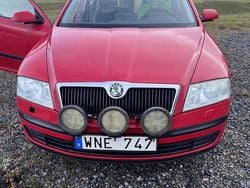Röd Begagnad 2005 Skoda Octavia Halvkombi | 15 000 kr (Marknadspris)