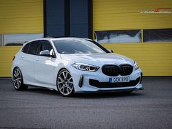 Vit Begagnad 2019 BMW M135 M Sport Halvkombi | 389 900 kr (Marknadspris)