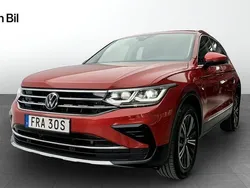 Mörkröd Begagnad 2023 VW Tiguan Elegance SUV | 399 900 kr (Marknadspris)