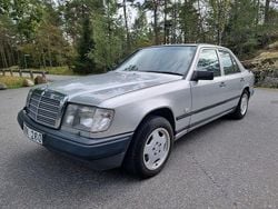 Ljusgrå Begagnad 1989 Mercedes E300 Sedan | 129 000 kr