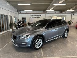 Grå Begagnad 2015 Volvo V60 CC Momentum Kombi | 174 900 kr (Marknadspris)