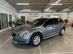 Grå Begagnad 2015 Volvo V60 CC Momentum Kombi | 174 900 kr (Marknadspris)