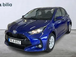 Mörkblå (blå) Ny 2024 Toyota Yaris Hybrid Active Halvkombi | 254 900 kr (Marknadspris)
