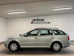 Ljusgrön Begagnad 2010 Skoda Octavia Kombi | 99 500 kr (Marknadspris)