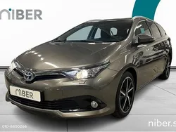 Mörkgrå Begagnad 2017 Toyota Auris Hybrid Kombi | 149 900 kr (Marknadspris)