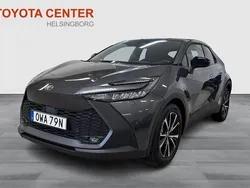 Mörkgrå (grå) Ny 2024 Toyota C-HR Style SUV | 383 900 kr (Marknadspris)