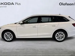 Vit Begagnad 2020 Skoda Octavia Kombi | 249 900 kr (Marknadspris)