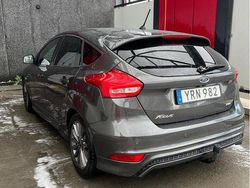 Grå Begagnad 2018 Ford Focus ST-Line Halvkombi | 118 000 kr (Marknadspris)