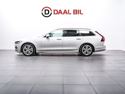 Vit Begagnad 2022 Volvo V90 Momentum Kombi | 279 000 kr (Marknadspris)