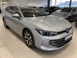Silver (oyster silver metallic) Begagnad 2024 VW Passat Business Kombi | 359 000 kr (Marknadspris)