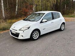 Vit Begagnad 2011 Renault Clio R.S. Halvkombi | 33 500 kr (Marknadspris)