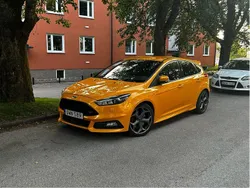 Gul Begagnad 2015 Ford Focus ST Halvkombi | 160 000 kr (Marknadspris)