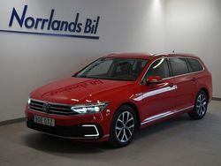 Röd (tornado red) Begagnad 2023 VW Passat GTE Kombi | 349 900 kr (Marknadspris)