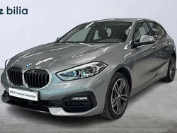 Grå Begagnad 2022 BMW 118 Sport Line Halvkombi | 229 900 kr (Marknadspris)