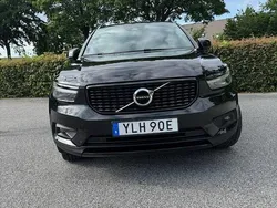 Svart Begagnad 2021 Volvo XC40 R-Design SUV | 349 000 kr (Marknadspris)