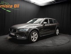 Mörkgrå Begagnad 2020 Volvo V60 CC Kombi | 239 700 kr (Marknadspris)